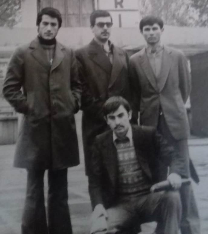 Aynı sınıfta her daim birlikte olduğumuz Necmeddin ÖZDEMİR, Bendeniz, Hüseyin ALTINDİŞ ve oturan Hüseyin ÖREM. (Bu fotoğraflar MTTB 1975 Karadeniz gezisinden)